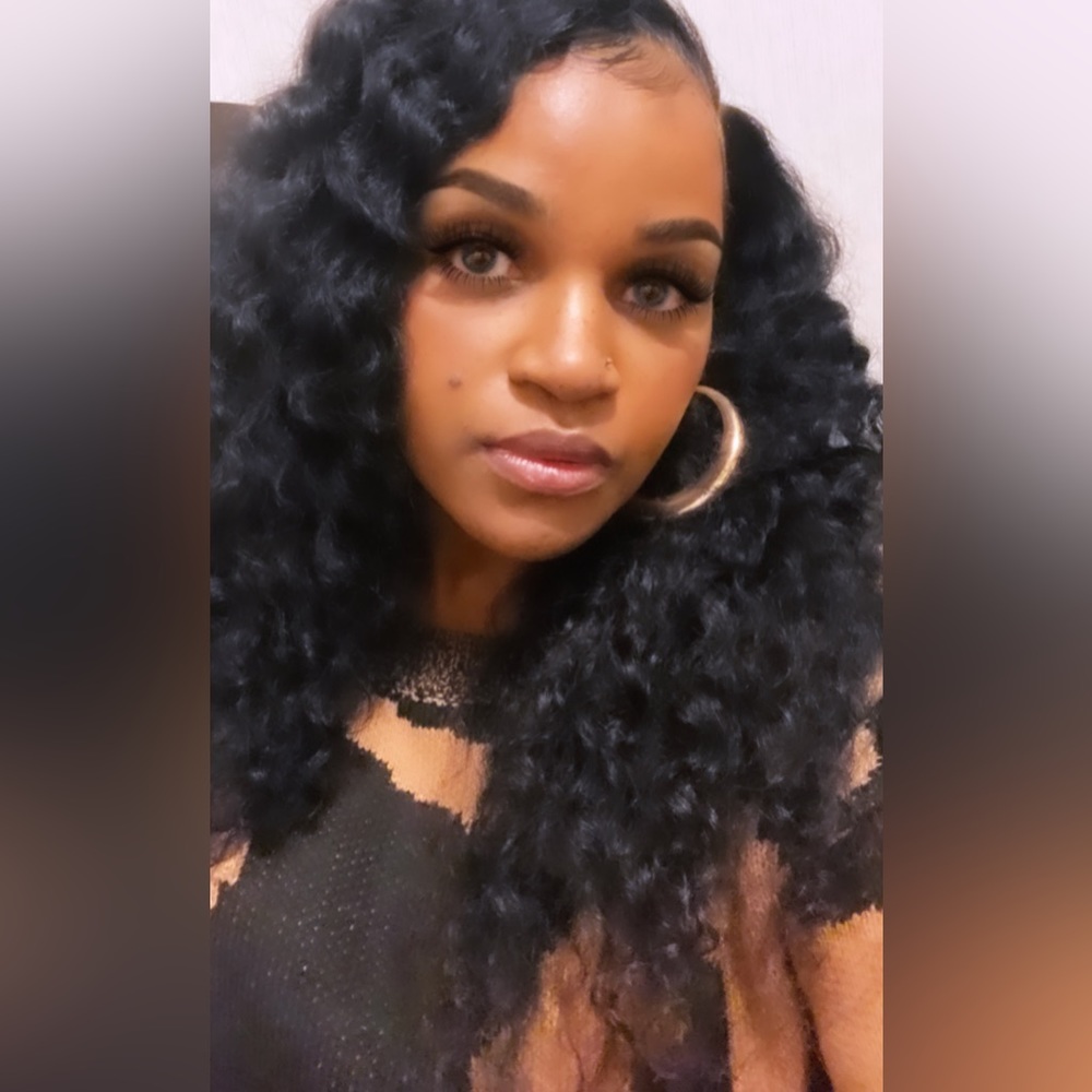 Meet your Posher, Monique